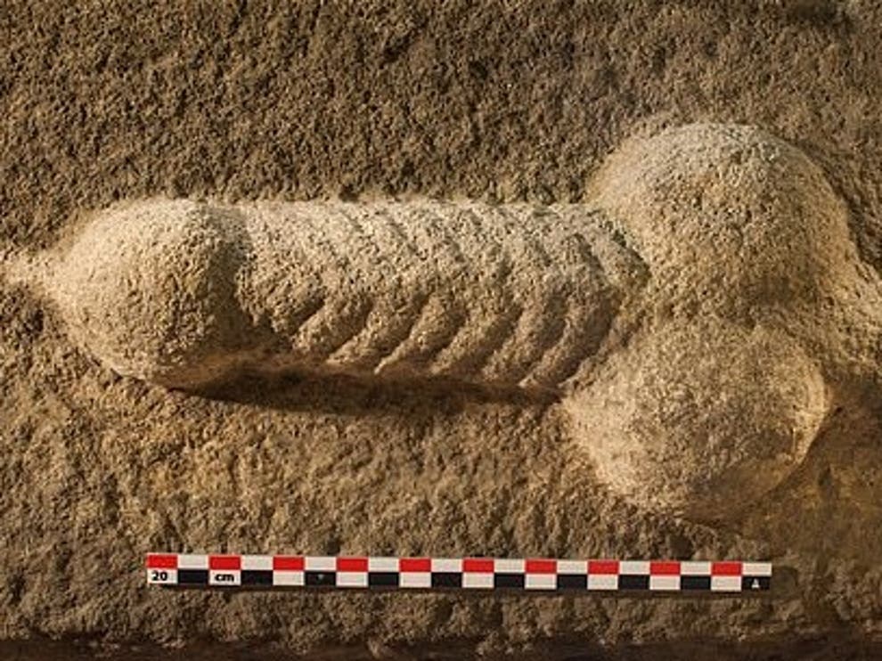 İngiltere de 2 bin yıllık taş oyması penis heykeli bulundu