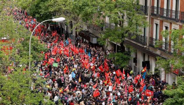 İspanya'da istifa etmeyi düşünen Başbakan Sanchez'e destek