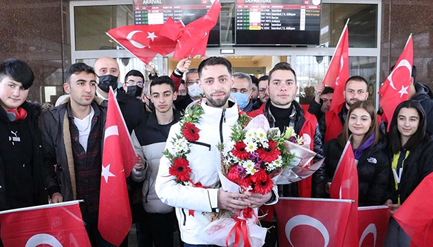  Uçan Türk  çiçeklerle karşılandı!