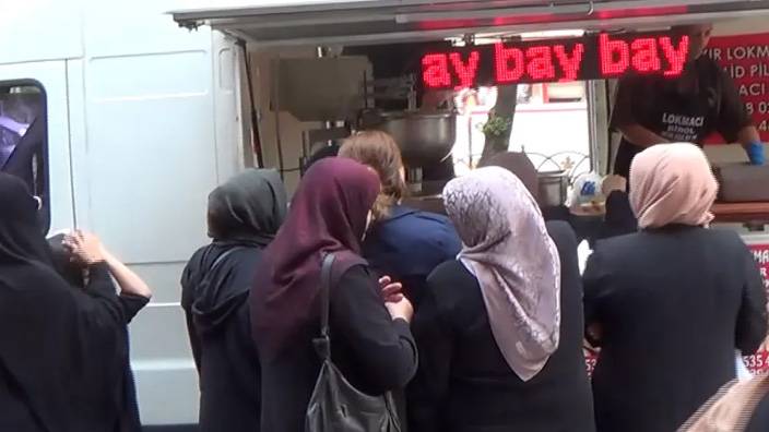 İstanbul da  bir vatandaş Kılıçdaroğlu için lokma döktürdü