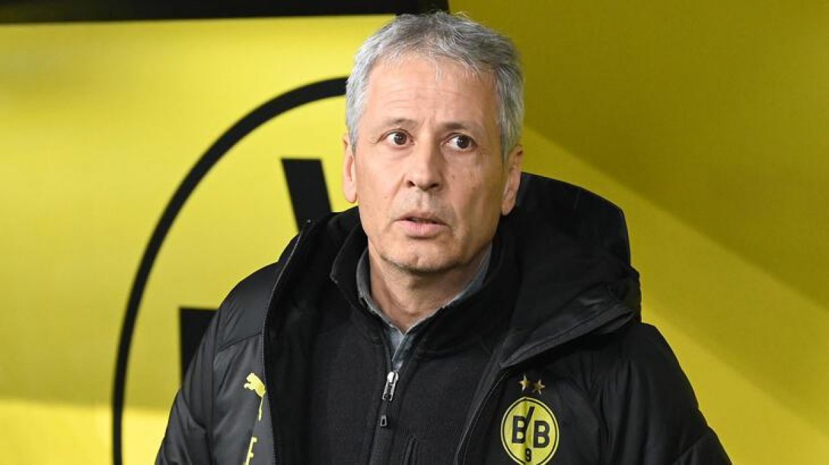 Lucien Favre imzayı atıyor