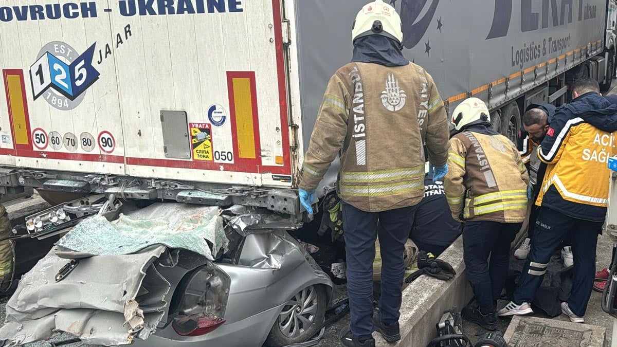 İstanbul da otomobil TIR ın altına girdi: Ölü ve yaralılar var