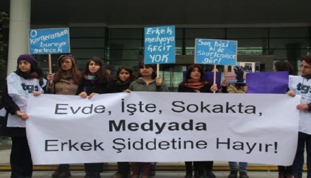 Kadın gazeteciler şiddete karşı meslektaşlarını protesto etti!