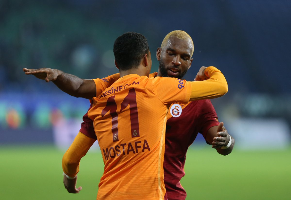 Galatasaray ın iki yıldızına yol gözüktü!