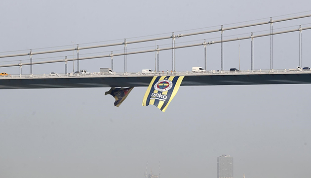Köprülere Fenerbahçe bayrakları asıldı!