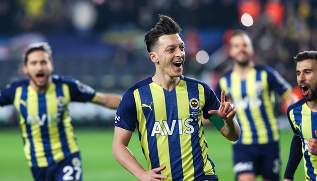 Fenerbahçe nin golcüsü Mesut Özil!