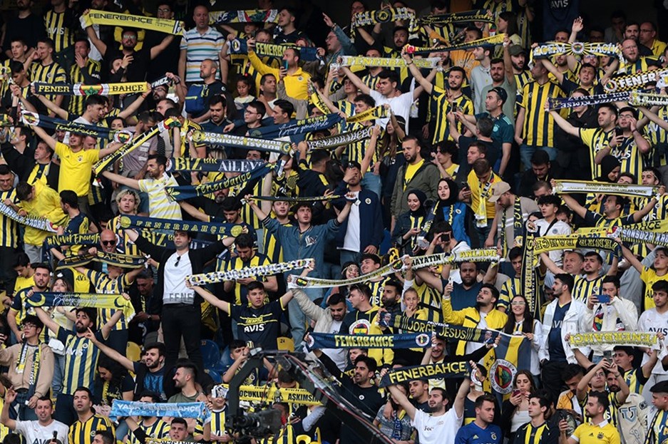 Fenerbahçe tribünleri,  yönetim istifa  dedi