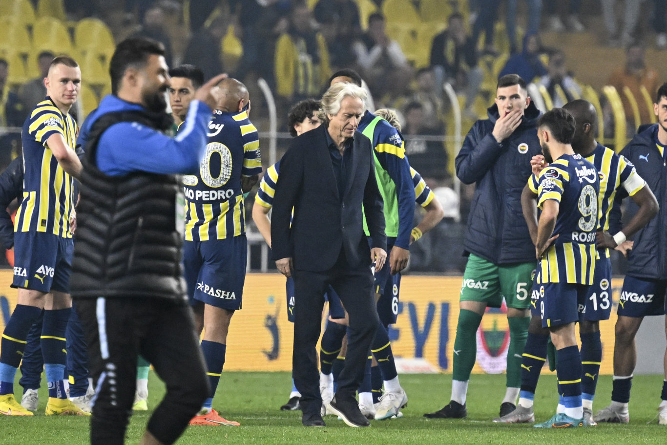Fenerbahçe nin yıkılmaz kalesi Kadıköy harap oldu