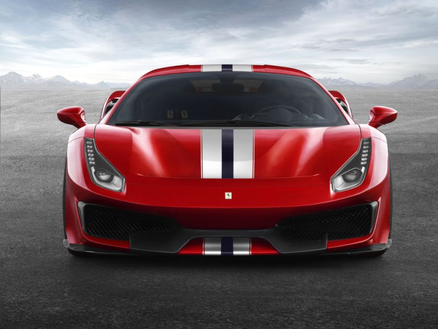 Ferrari yeni aracını görücüye çıkardı