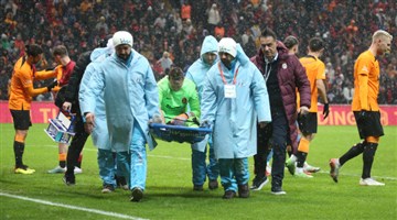 Galatasaray da Muslera şoku! Sedyeyle oyunu terk etti