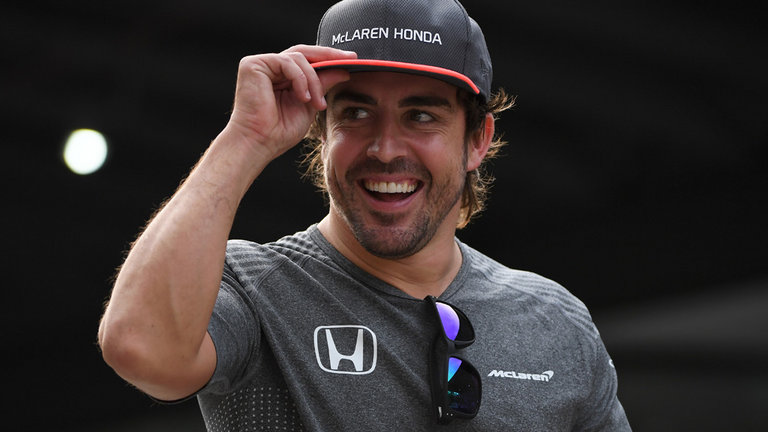 Fernando Alonso, Dakar Rallisi’ni kazanan Hilux’ı test etti