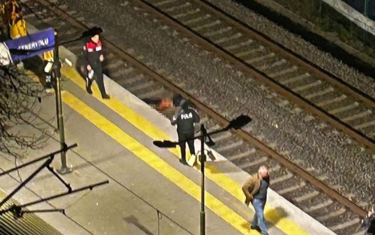 Marmaray da bir kişi raylara atlayarak intihar etti