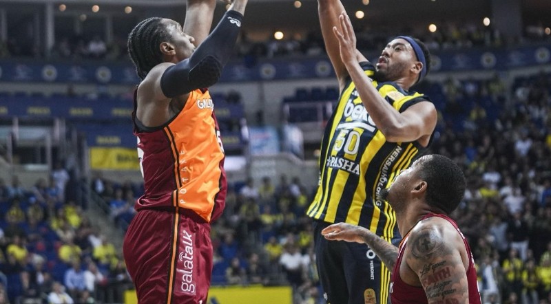 Derbide Fenerbahçe den Galatasaray a 24 sayı fark!