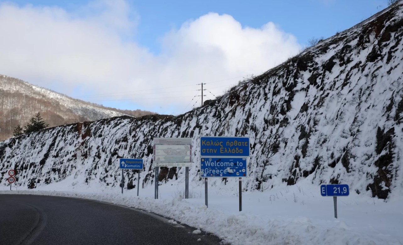 Yunanistan da Nisan ayında yağan kar şaşırttı