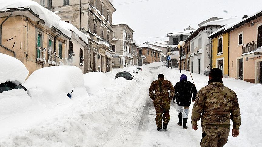 İtalya da bir otele çığ düştü