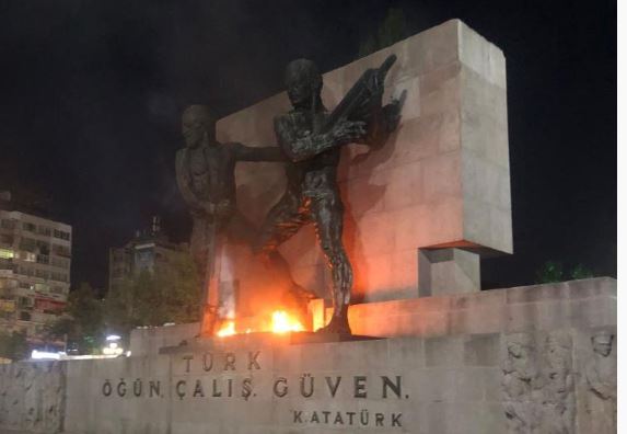 Ankara’da akıl sağlığı yerinde olmayan kişi Güvenpark’ta anıtı ateşe verdi