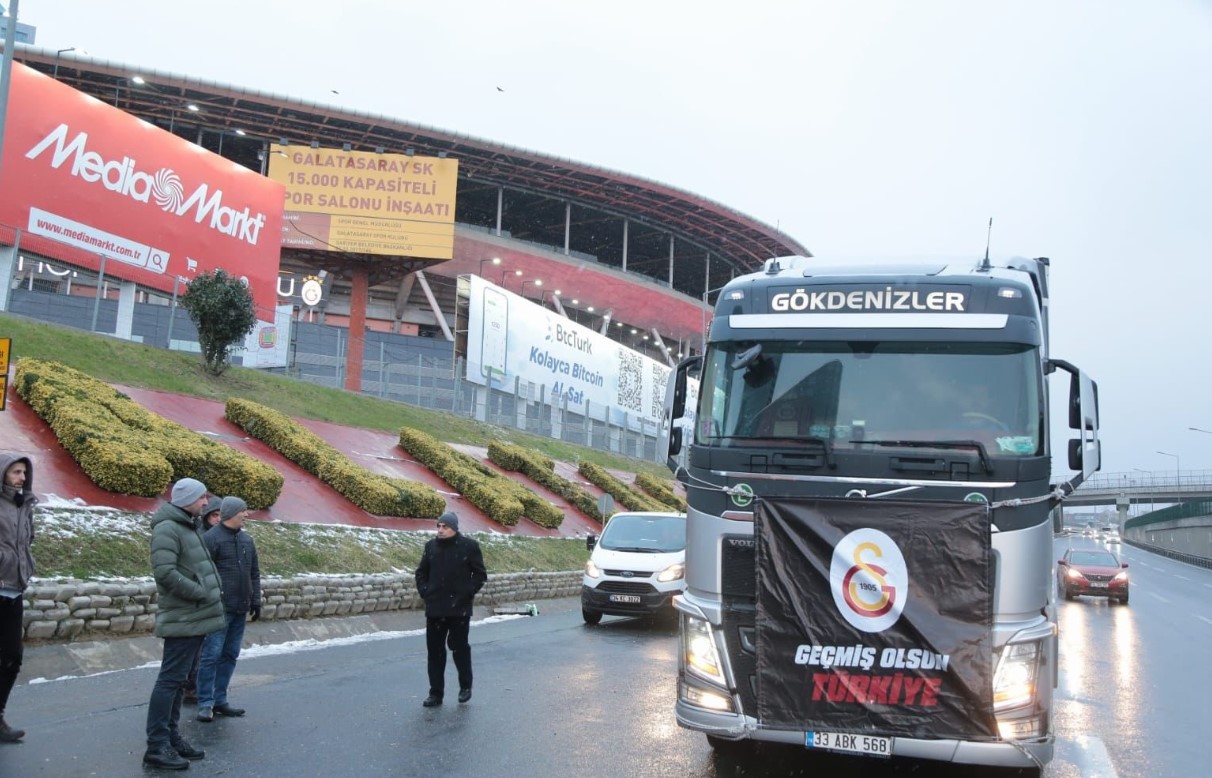 Galatasaray, deprem bölgesine 6 tır yardım malzemesi gönderildi
