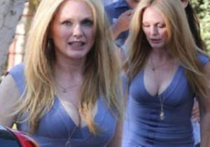Julianne Moore dekoltesi 52 yıla meydan okudu!