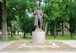 Lenin Heykeline Saldırı