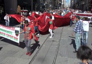 DEV BAYRAKLI YÜRÜYÜŞ: