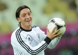 Ronaldo, Mesut Özil e Kızgın!