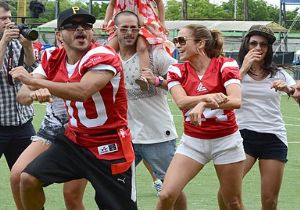 Jennifer Lopez`in Kalçaları Açıkta Kaldı!