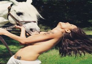 Angelina Jolie nin Üstsüz Fotoğrafları Açık Artırmada!