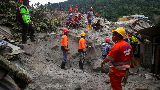 Filipinler deki toprak kaymasında 10 kişi öldü, kayıp 49 kişiyi aranıyor