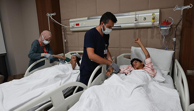 Gazze de yaralanan kardeşler Türkiye de tedavi altına alındı!