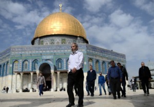 Yaş sınırı kalktı! Filistinliler Mescid-i Aksa ya akın etti!