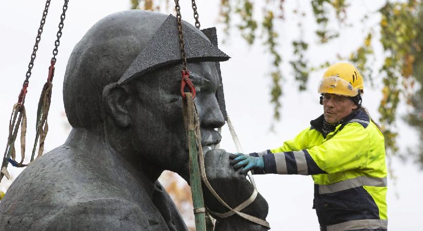 Son Lenin heykeli de kaldırıldı!