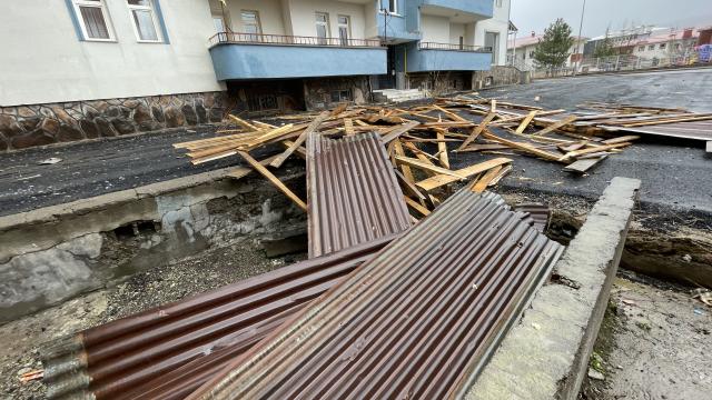 Bingöl de şiddetli rüzgar çatıları uçurdu