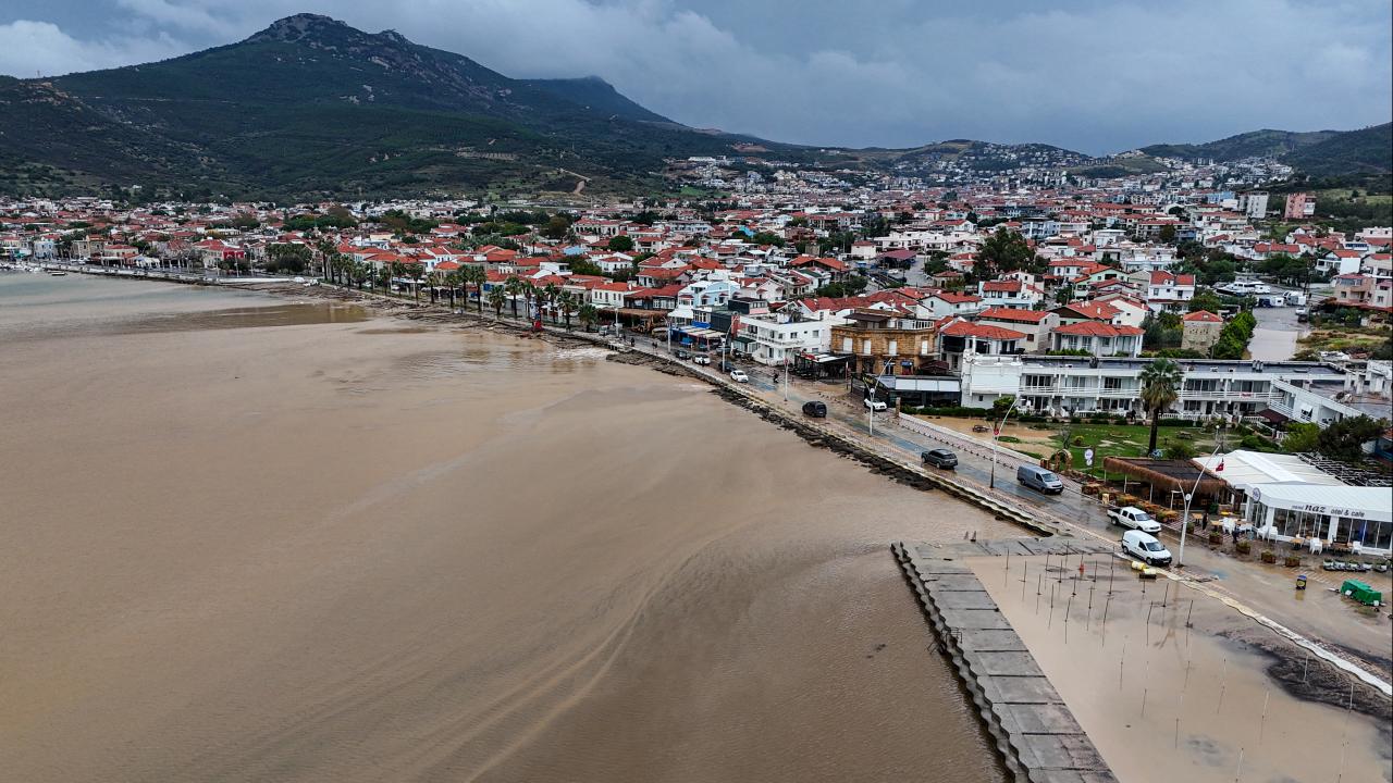 Foça’yı sel vurdu: Bir kişi akıntıya kapıldı