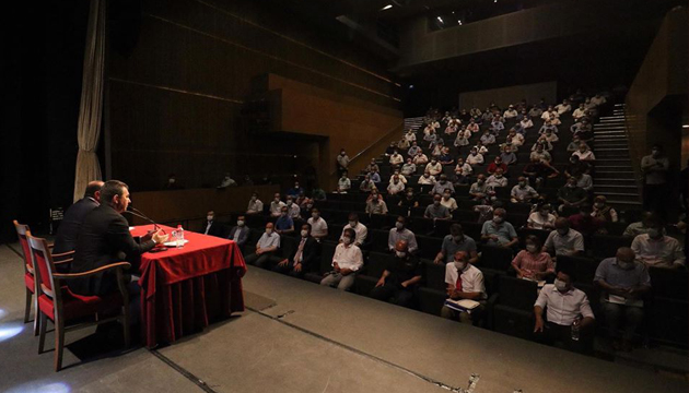 Belediye başkanı muhtarlara kendi resmini hediye etti!