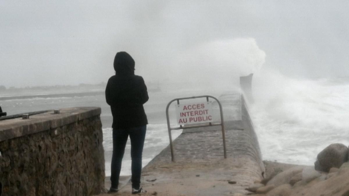 Fransa da çıkan yoğun fırtınada 1 kişi öldü!