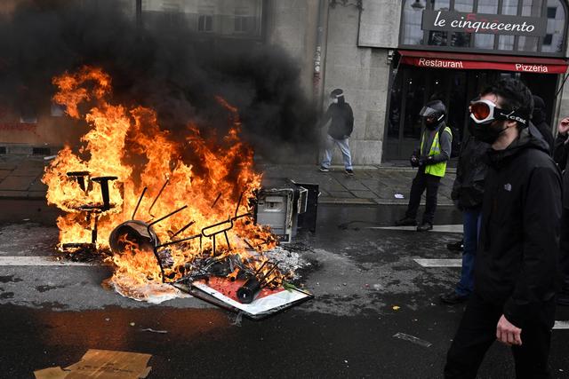 Fransa da çatışmalar büyüyor: 58 gözaltı