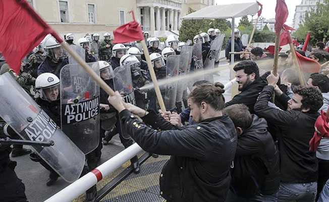 Atina da komünistler ve polis arasında kavga
