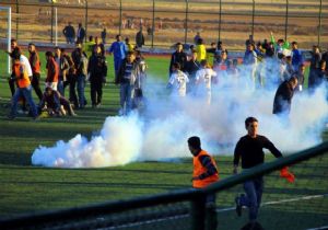 Futbol Sahası Savaş Alanına Döndü