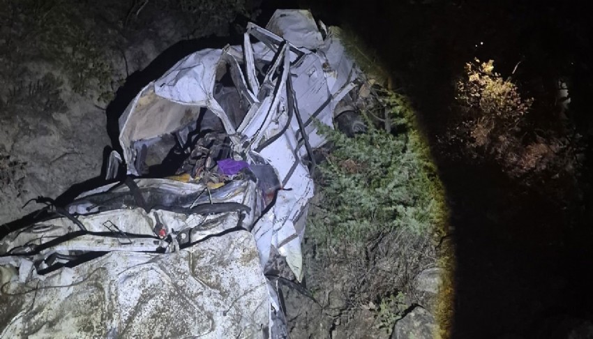 Feci kaza! Uçuruma düşen otomobil 4 kişiye mezar oldu