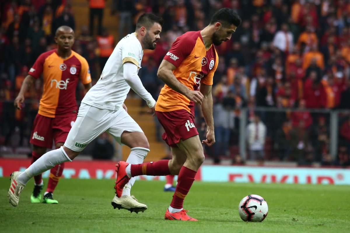 Aslandan sıcak takip!