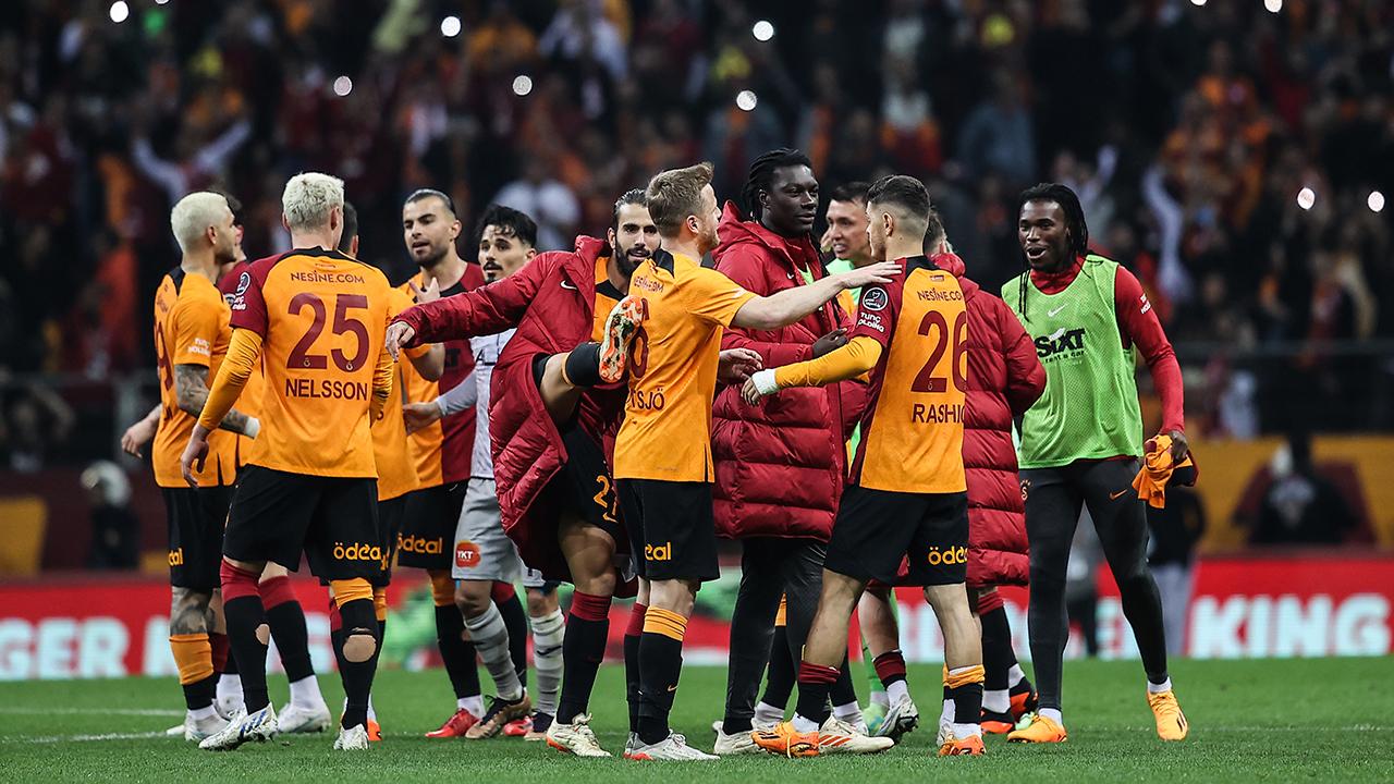 Şampiyon Galatasaray yeni formasını tanıttı: İşte  efsane parçalı 
