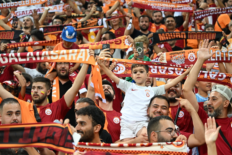 Galatasaraylılar takımını yalnız bırakmadı