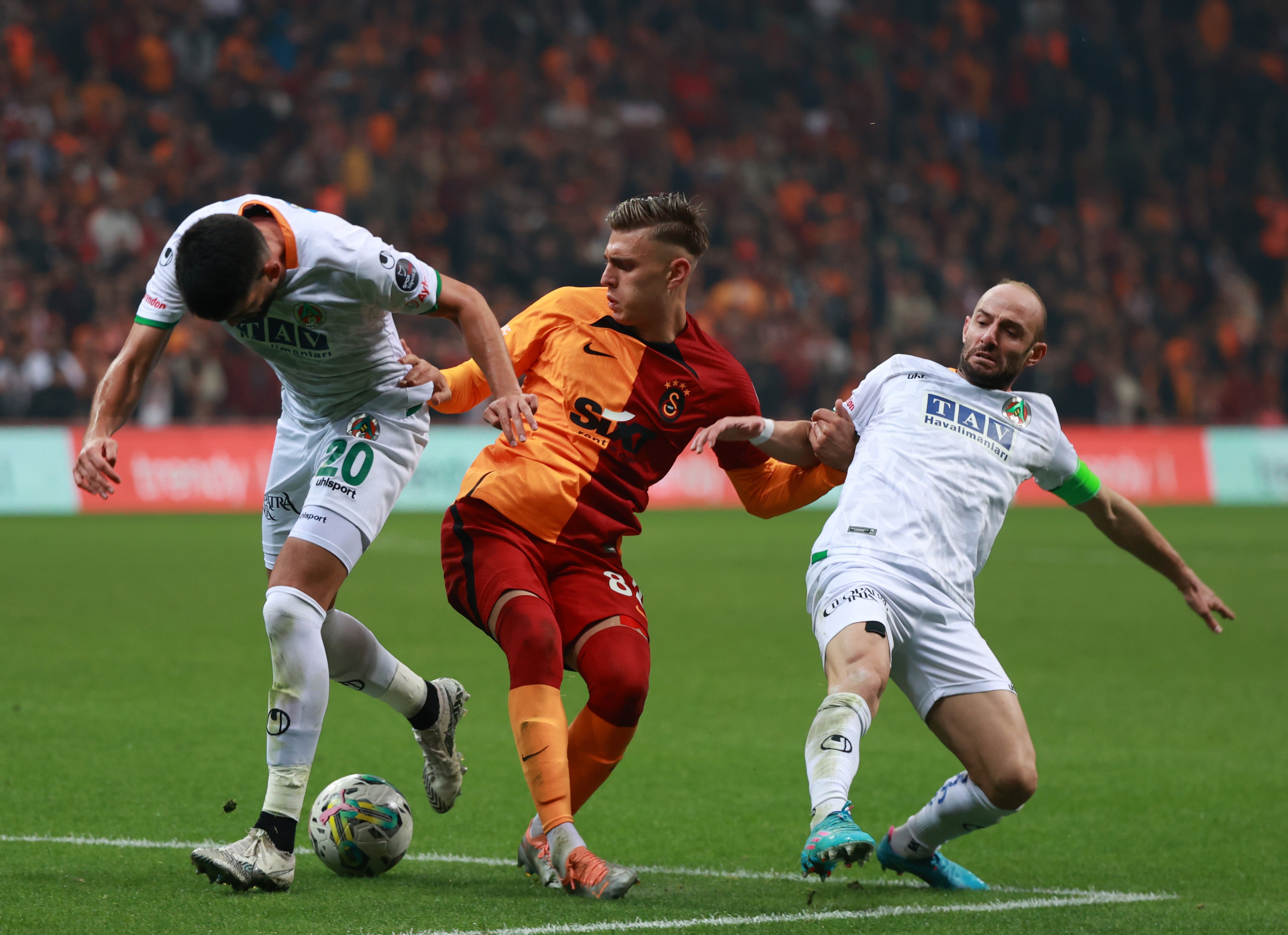 Lider Galatasaray güçlü Alanyaspor deplasmanında! İşte muhtemel 11 ler