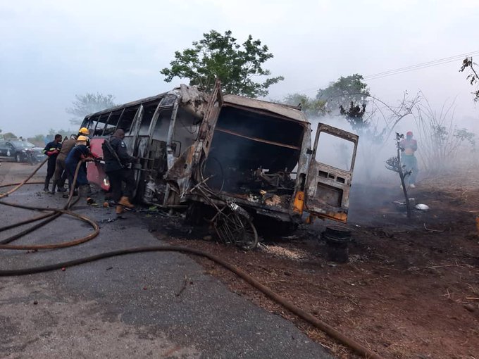 İki yolcu otobüsü çarpıştı: 30 ölü
