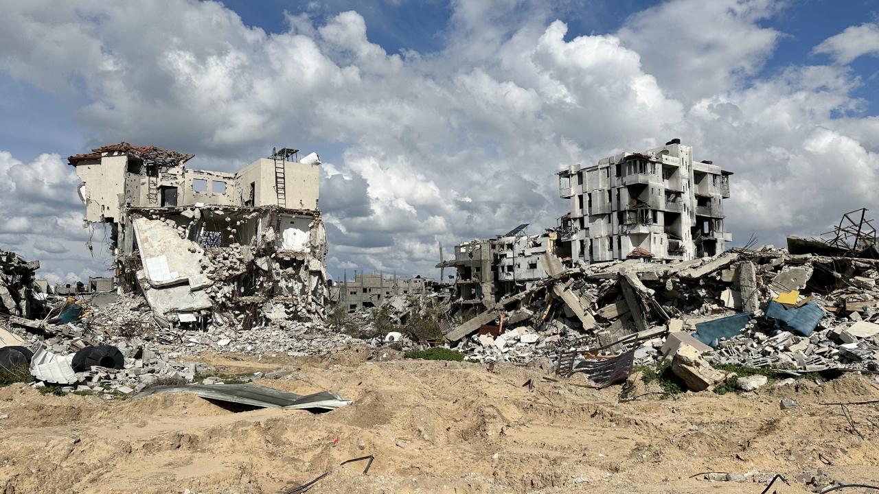 İsrail Gazze de bir evi hedef aldı: Çok sayıda Filistinli yaşamını yitirdi