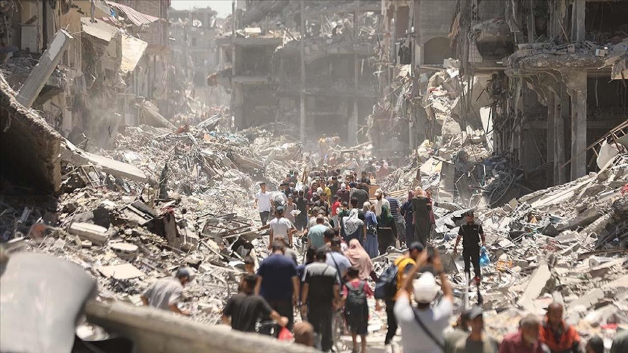 İsrail in Gazze nin farklı bölgelerine düzenlediği saldırılarda en az 25 kişi hayatını kaybetti