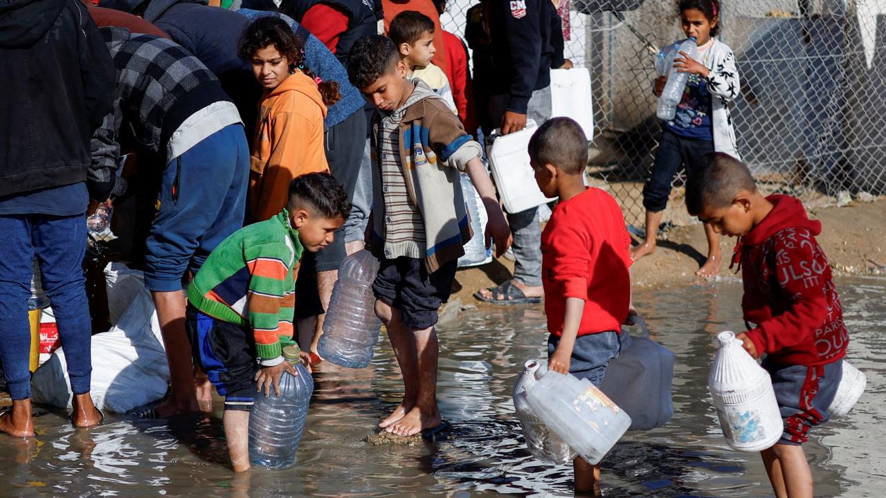 Gazze de kişi başına düşen su miktarı 90 litreden 2 litreye indi