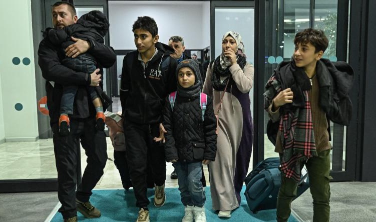Gazze den tahliye edilen 130 Türk vatandaşı ve yakınları İstanbul a getirildi