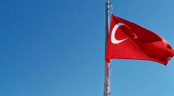 Türk bayrağına basan şahsa dersini esnaf verdi