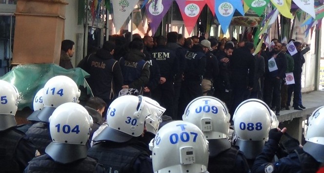 HDP li vekillere polisten  hadi yapın da görelim  resti